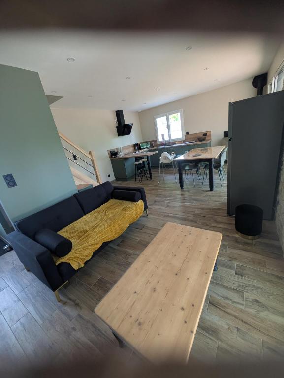 un salon avec un canapé et une table dans l'établissement Gîte des Écuries de Rougemare, à Pierrefiques