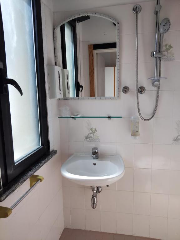 Hotel Garisenda B&B - in Centro a Riccione - - Resim 9