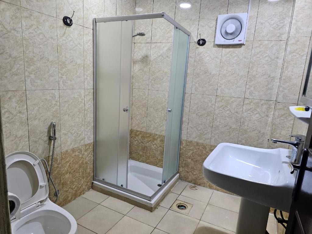 Bonais Hotel في الهفوف: حمام مع دش ومرحاض ومغسلة