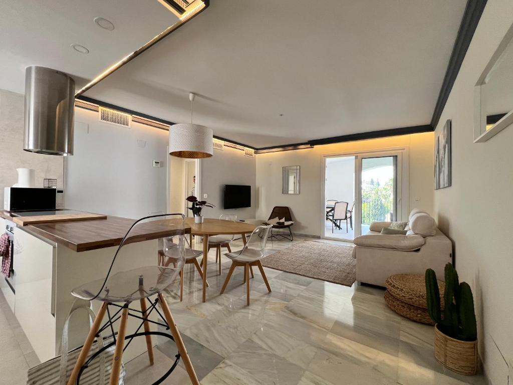 Jardines del Puerto Apartment for up to 6, totally refurbished 2025, gardens, pools, garage, wifi
