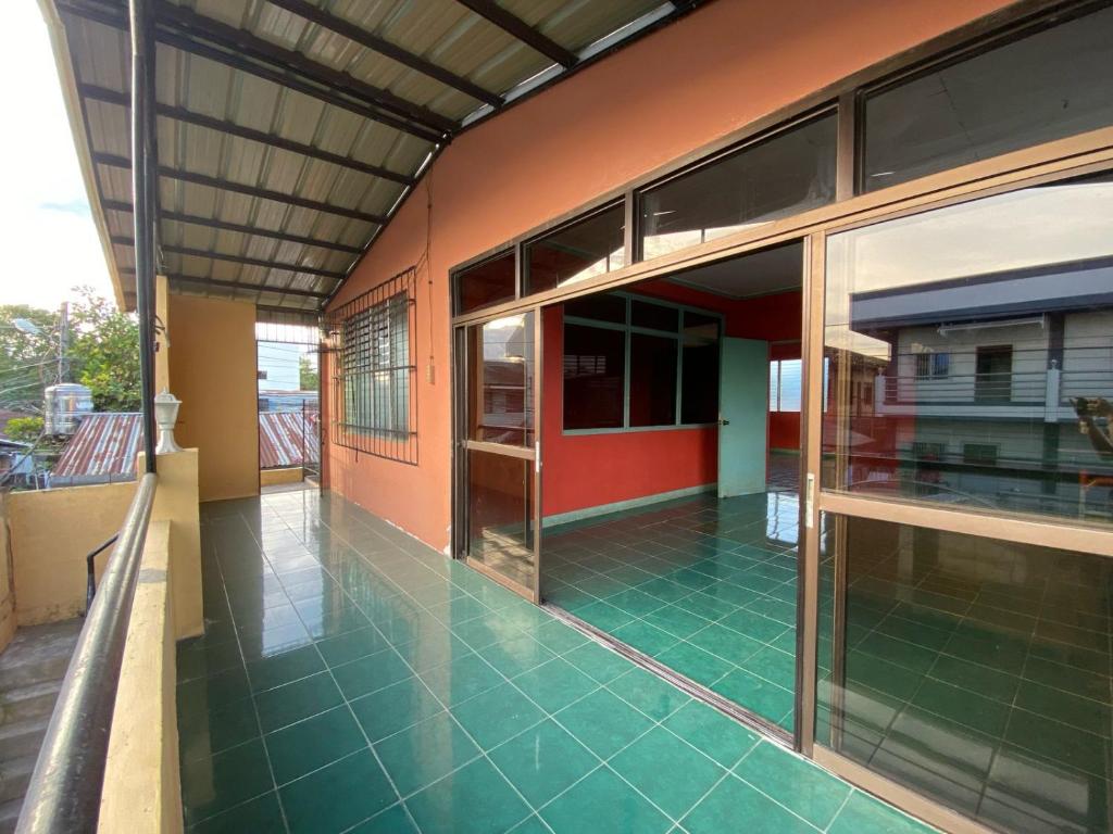 Lapu Lapu CityHostel Home in Lapu-Lapu City的带有绿色地板的建筑外观
