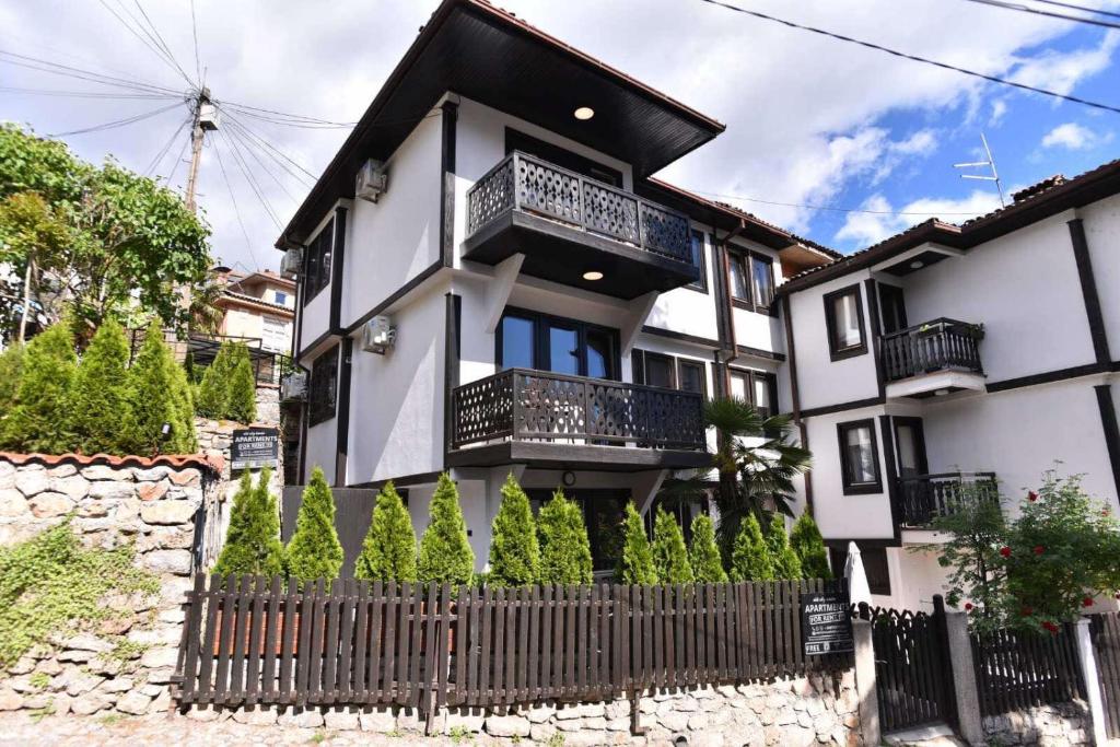 Maison noire et blanche avec clôture dans l'établissement Old City House, à Ohrid