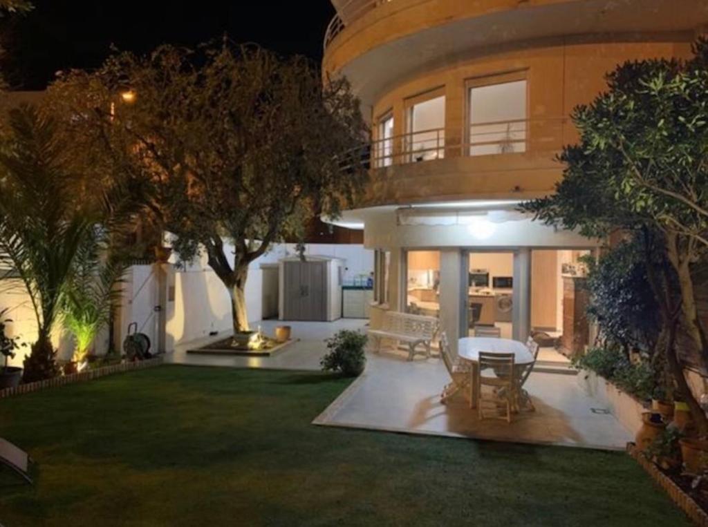 une maison avec une cour dotée d'une table. dans l'établissement Duplex with Garden in Palm Beach Croisette, à Cannes