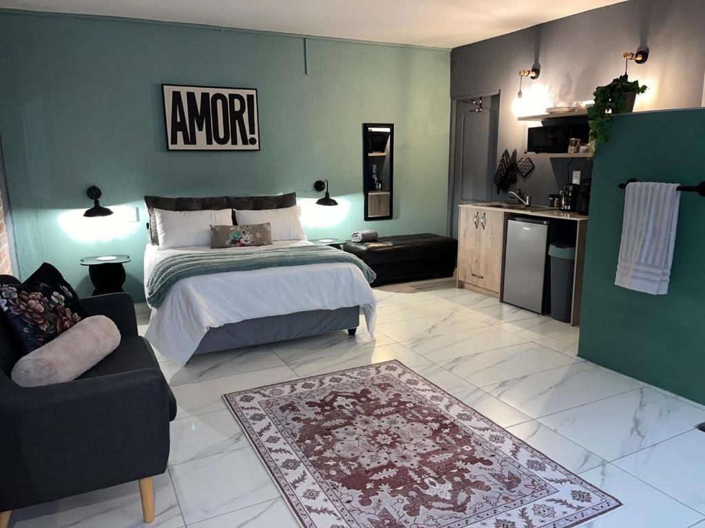 Cet appartement comprend une chambre avec un lit et un canapé ainsi qu'une cuisine. dans l'établissement Southern Comfort Guest House, à Bellville
