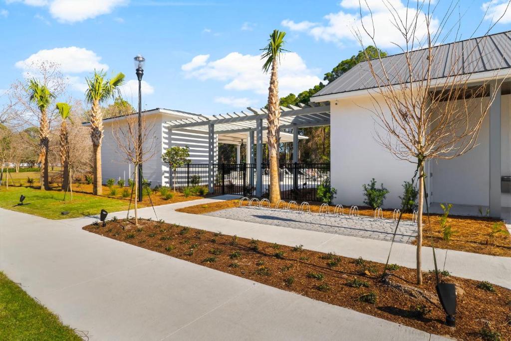 Ein Garten an der Unterkunft Fairways 228 &quot;Bluegrass Bungalow&quot;