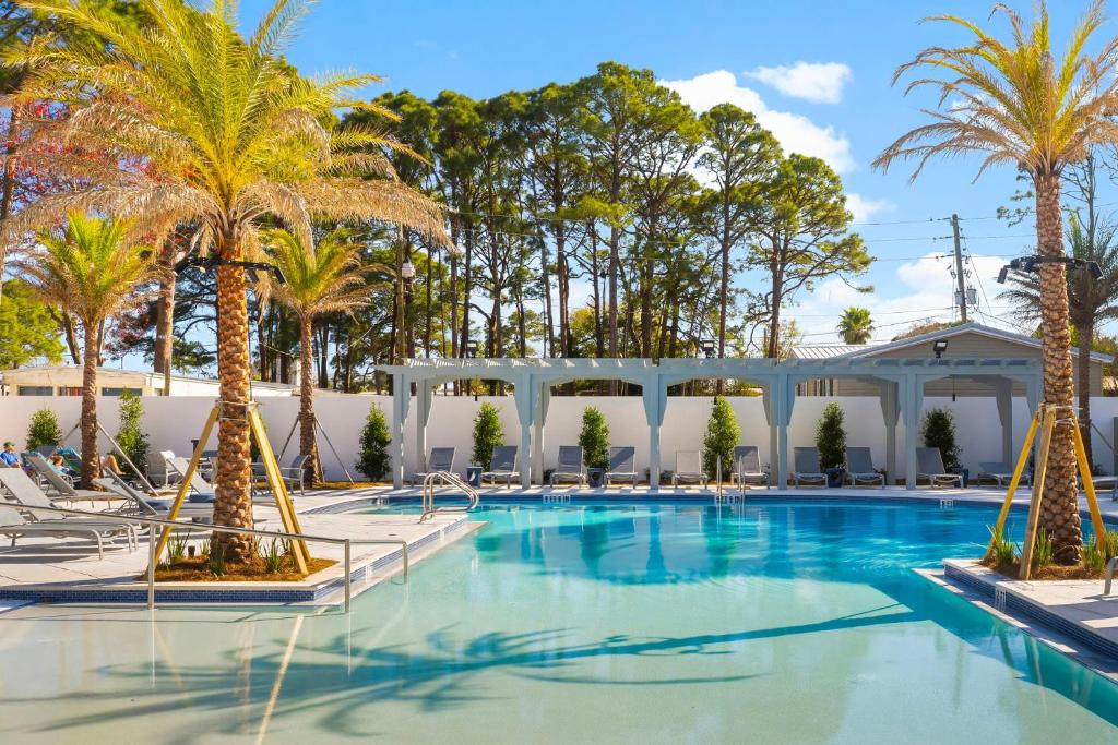 Der Swimmingpool an oder in der Nähe von Fairways 228 &quot;Bluegrass Bungalow&quot;