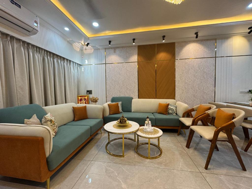 Posezení v ubytování Luxury 1BR in 4BHK Shared Spaces Vadodara