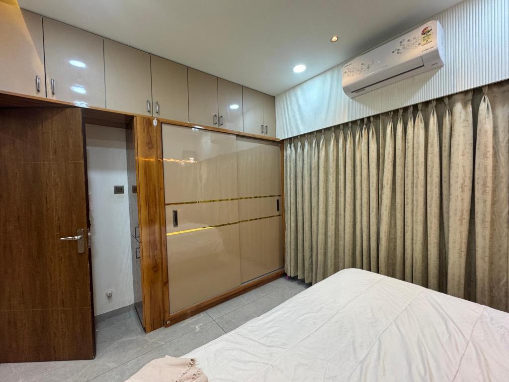 Postel nebo postele na pokoji v ubytování Luxury 1BR in 4BHK Shared Spaces Vadodara