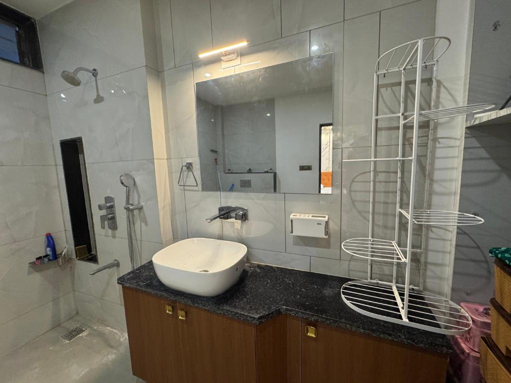 Koupelna v ubytování Luxury 1BR in 4BHK Shared Spaces Vadodara