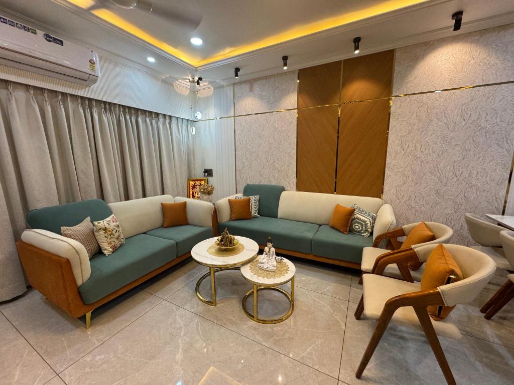 Posezení v ubytování Luxury 1BR in 4BHK Shared Spaces Vadodara