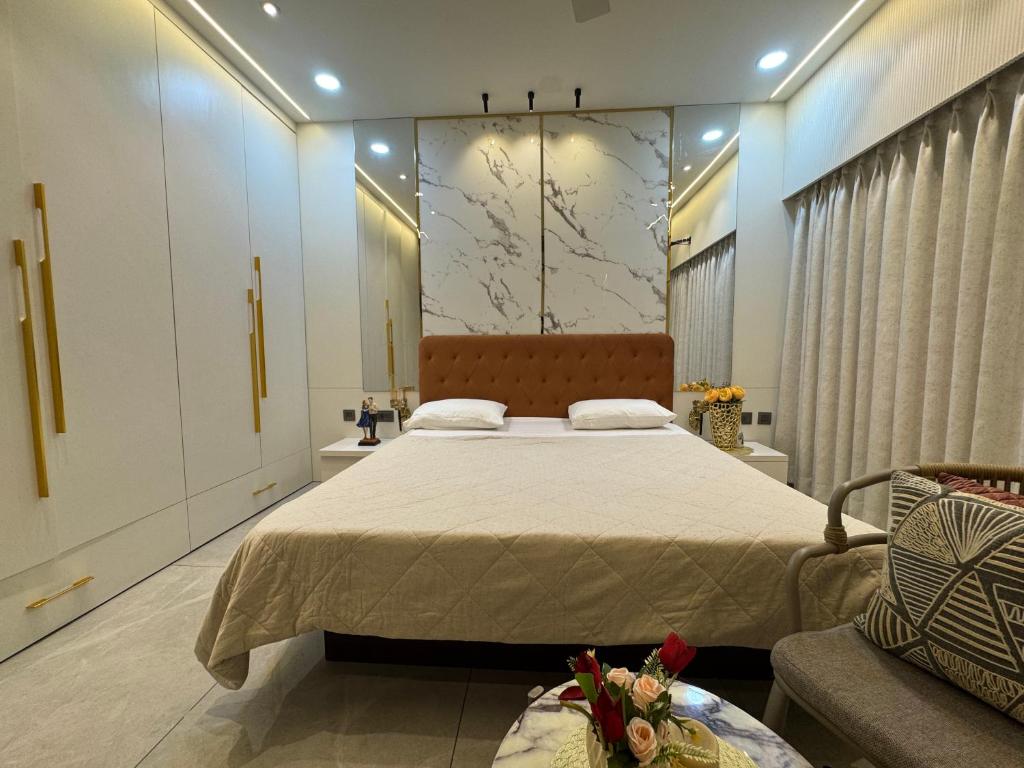 Postel nebo postele na pokoji v ubytování Luxury 1BR in 4BHK Shared Spaces Vadodara