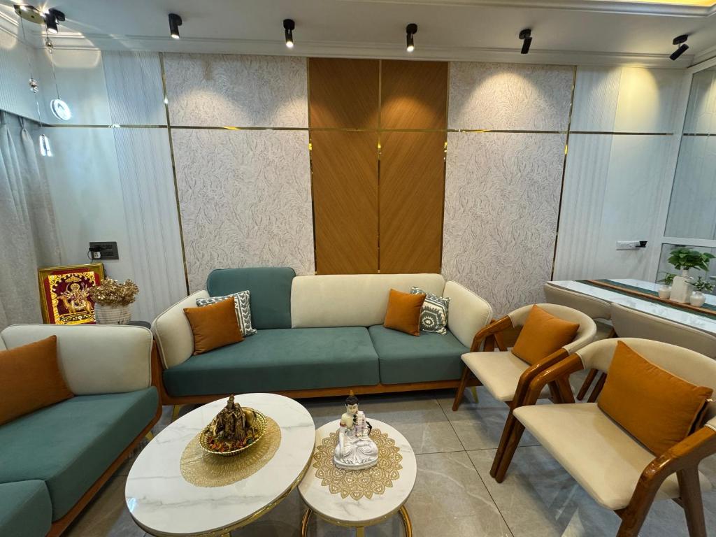 Posezení v ubytování Luxury 1BR in 4BHK Shared Spaces Vadodara