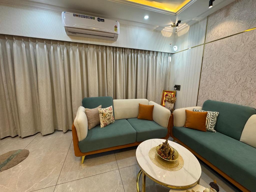 Posezení v ubytování Luxury 1BR in 4BHK Shared Spaces Vadodara