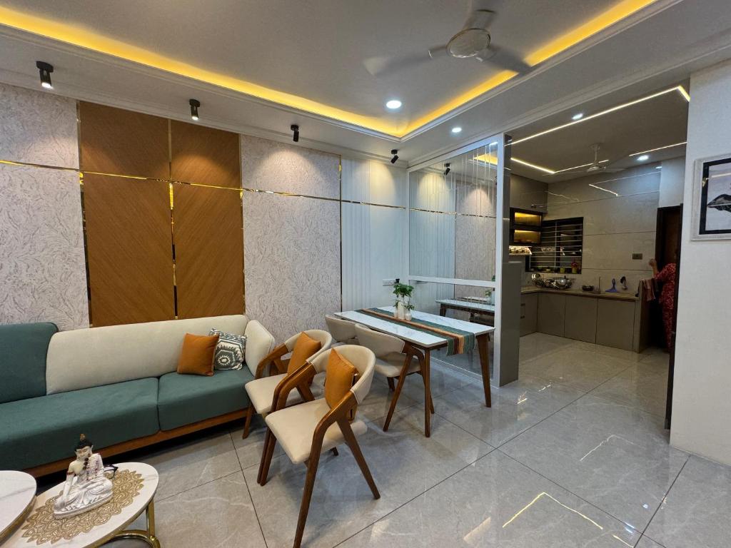 Kuchyň nebo kuchyňský kout v ubytování Luxury 1BR in 4BHK Shared Spaces Vadodara