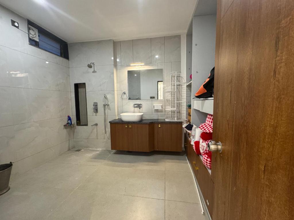 Koupelna v ubytování Luxury 1BR in 4BHK Shared Spaces Vadodara