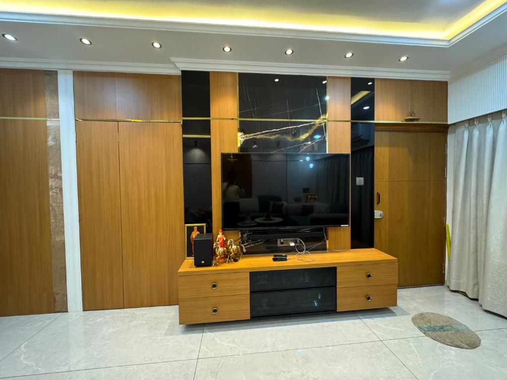 TV a/nebo společenská místnost v ubytování Luxury 1BR in 4BHK Shared Spaces Vadodara