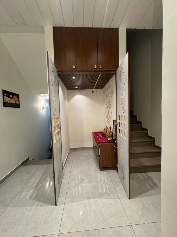 Fotografie z fotogalerie ubytování Luxury 1BR in 4BHK Shared Spaces Vadodara v destinaci Vadódara