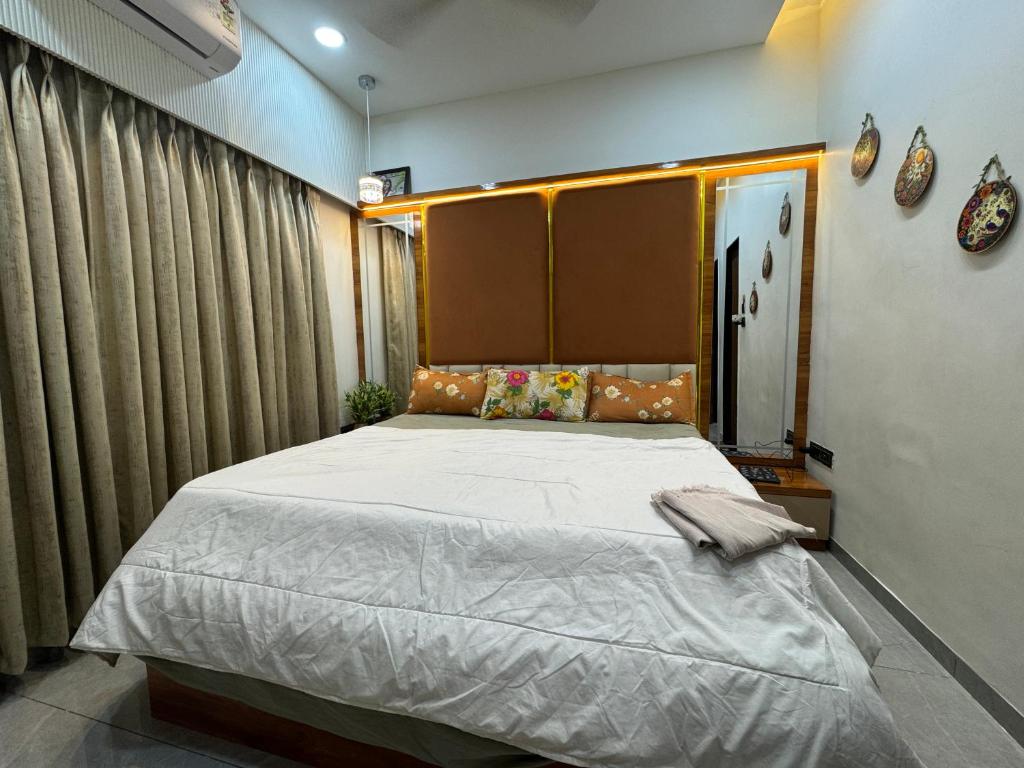 Postel nebo postele na pokoji v ubytování Luxury 1BR in 4BHK Shared Spaces Vadodara