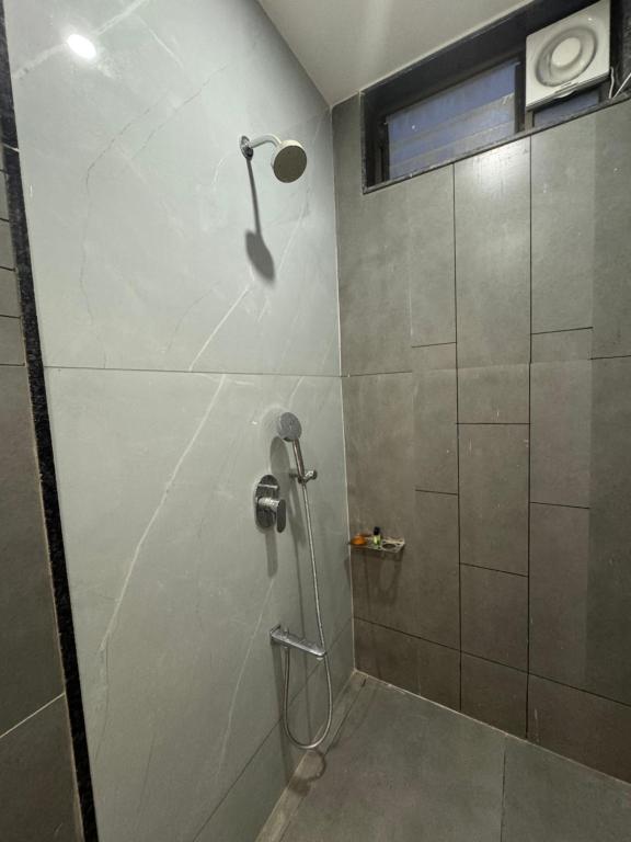 Koupelna v ubytování Luxury 1BR in 4BHK Shared Spaces Vadodara