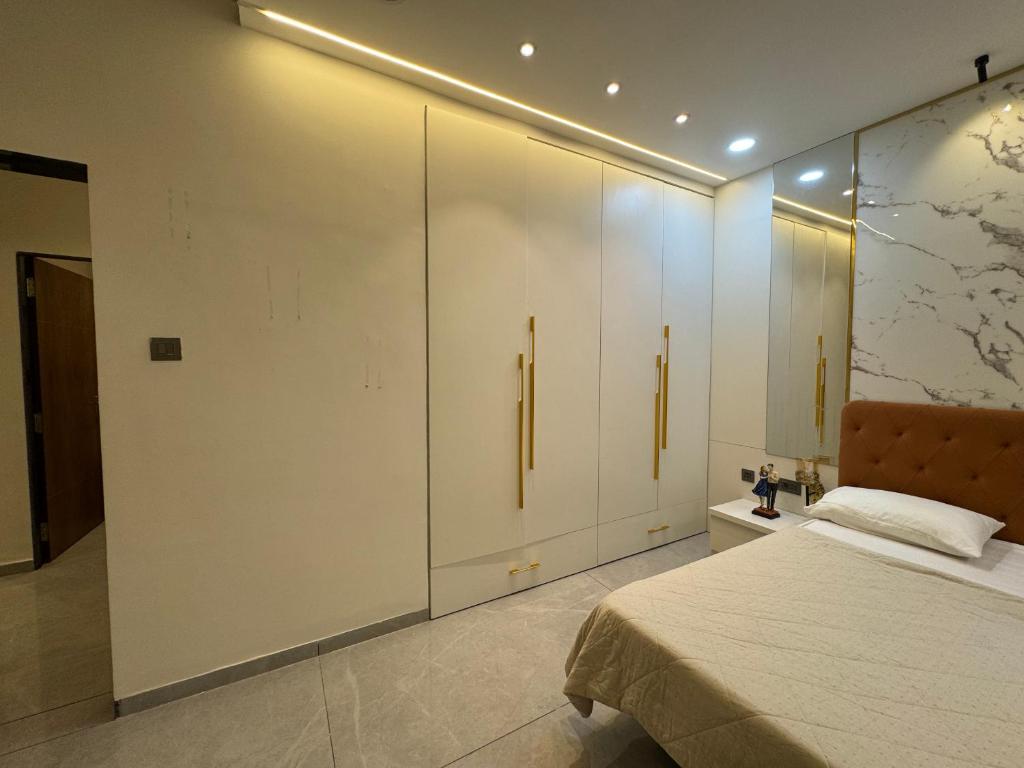Postel nebo postele na pokoji v ubytování Luxury 1BR in 4BHK Shared Spaces Vadodara