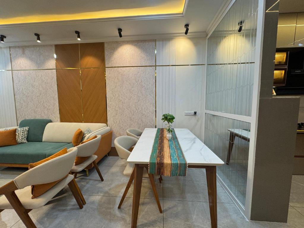 Posezení v ubytování Luxury 1BR in 4BHK Shared Spaces Vadodara