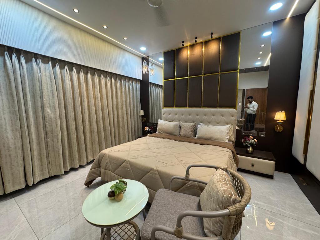 Postel nebo postele na pokoji v ubytování Luxury 1BR in 4BHK Shared Spaces Vadodara