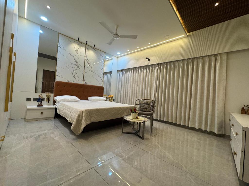 Postel nebo postele na pokoji v ubytování Luxury 1BR in 4BHK Shared Spaces Vadodara