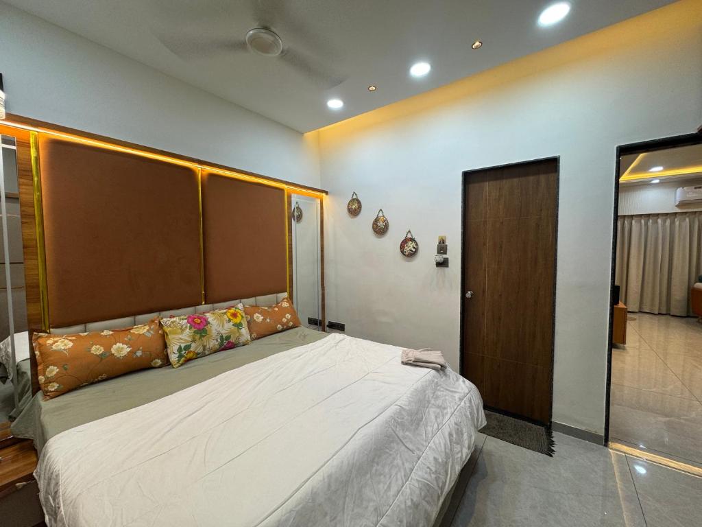 Postel nebo postele na pokoji v ubytování Luxury 1BR in 4BHK Shared Spaces Vadodara