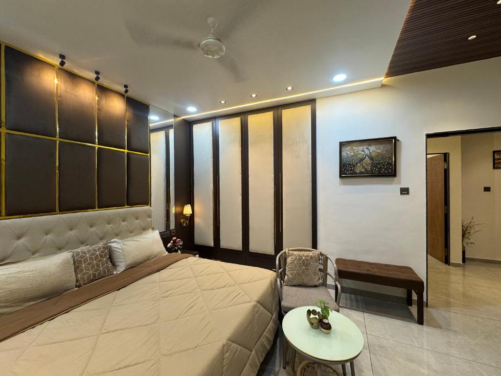 Postel nebo postele na pokoji v ubytování Luxury 1BR in 4BHK Shared Spaces Vadodara