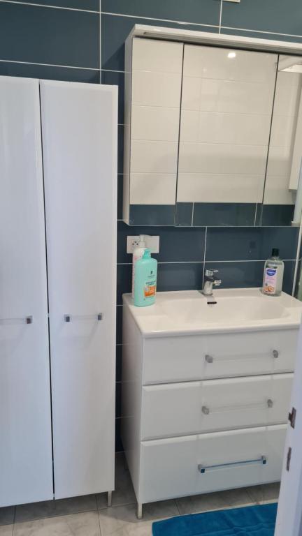 un bagno con un lavandino bianco e uno specchio di CHARMANT T2 Avec LOGGIA VUE MER a Saint-Hilaire-de-Riez