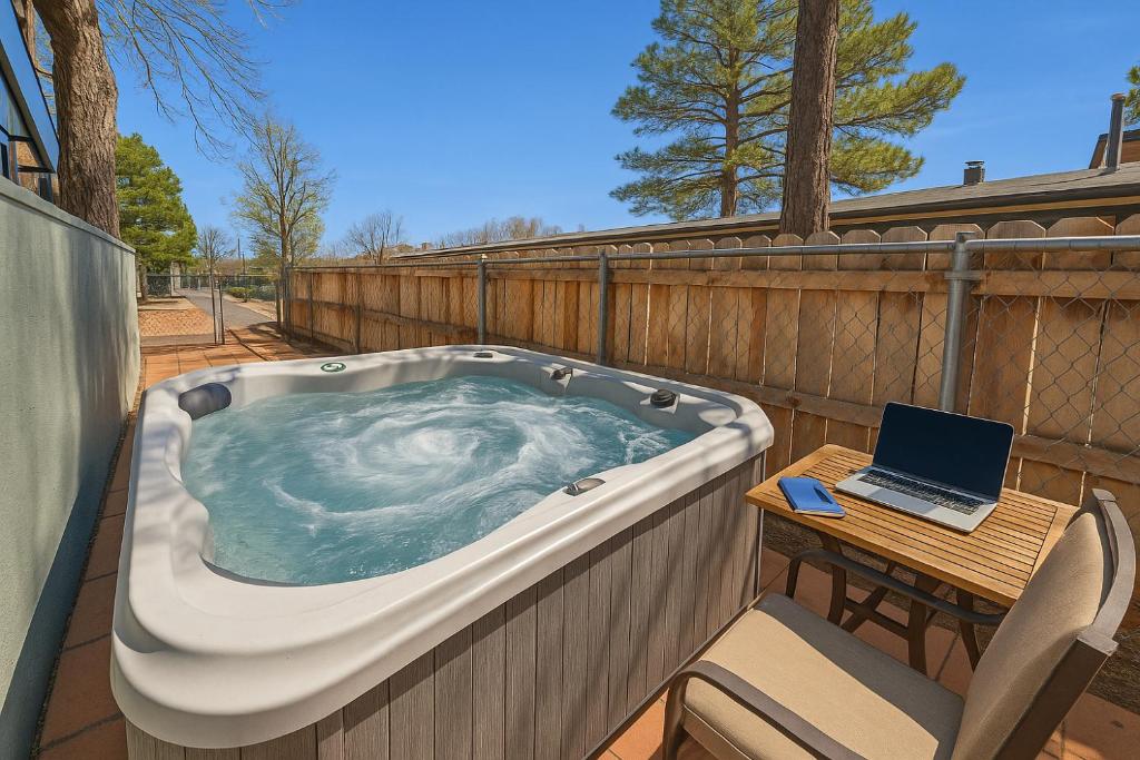 una vasca idromassaggio su un patio con un computer portatile su un tavolo di NEW I Hot Tub I Game Room I Arcade 15k Games I Nearby Hikes a Flagstaff