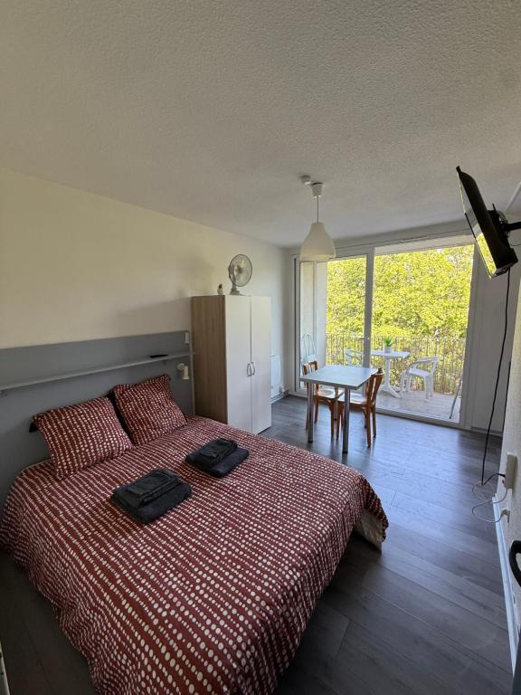 En eller flere senge i et værelse på Studio residence, Le Provence