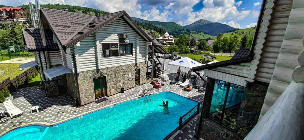 Nespecifikovaný výhled na hory nebo výhled na hory při pohledu z hotelu