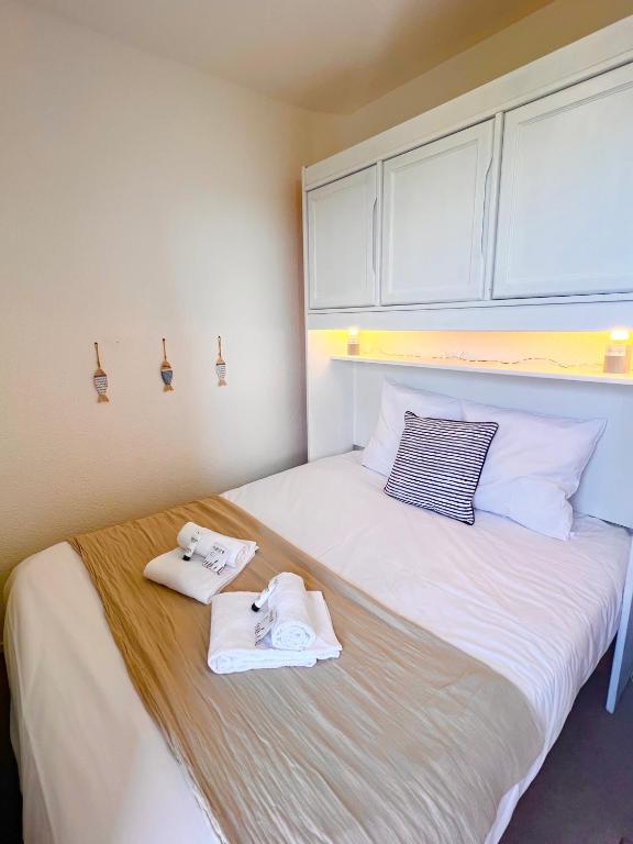 une chambre avec un lit avec des serviettes dessus dans l'établissement Le Maritime - Proche plage, Wifi, à Vaux-sur-Mer
