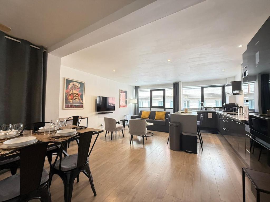 une cuisine et un salon avec une table et des chaises dans l'établissement Centre-ville - grand T3 moderne - parking, à Toulouse
