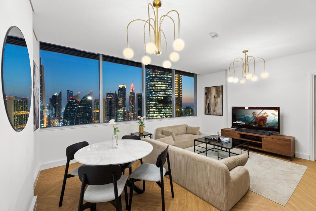 Luxury Apt DIFC, XL Layout, Pool, Gym, Skyline View في دبي: غرفة معيشة مع أريكة وطاولة