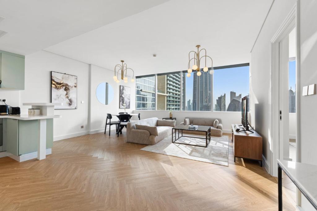 Luxury Apt DIFC, XL Layout, Pool, Gym, Skyline View في دبي: غرفة معيشة مع أريكة وطاولة