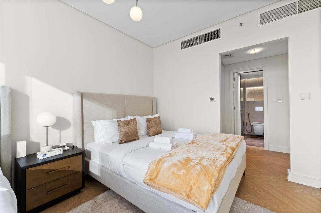 سرير أو أسرّة في غرفة في Luxury Apt DIFC, XL Layout, Pool, Gym, Skyline View