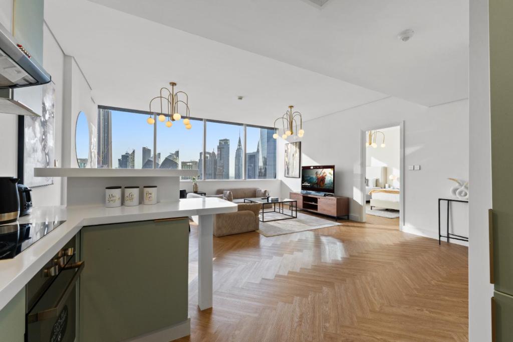 مطبخ أو مطبخ صغير في Luxury Apt DIFC, XL Layout, Pool, Gym, Skyline View