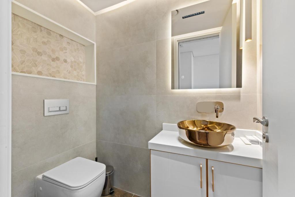 حمام في Luxury Apt DIFC, XL Layout, Pool, Gym, Skyline View