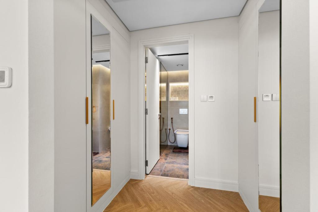 سرير أو أسرّة في غرفة في Luxury Apt DIFC, XL Layout, Pool, Gym, Skyline View