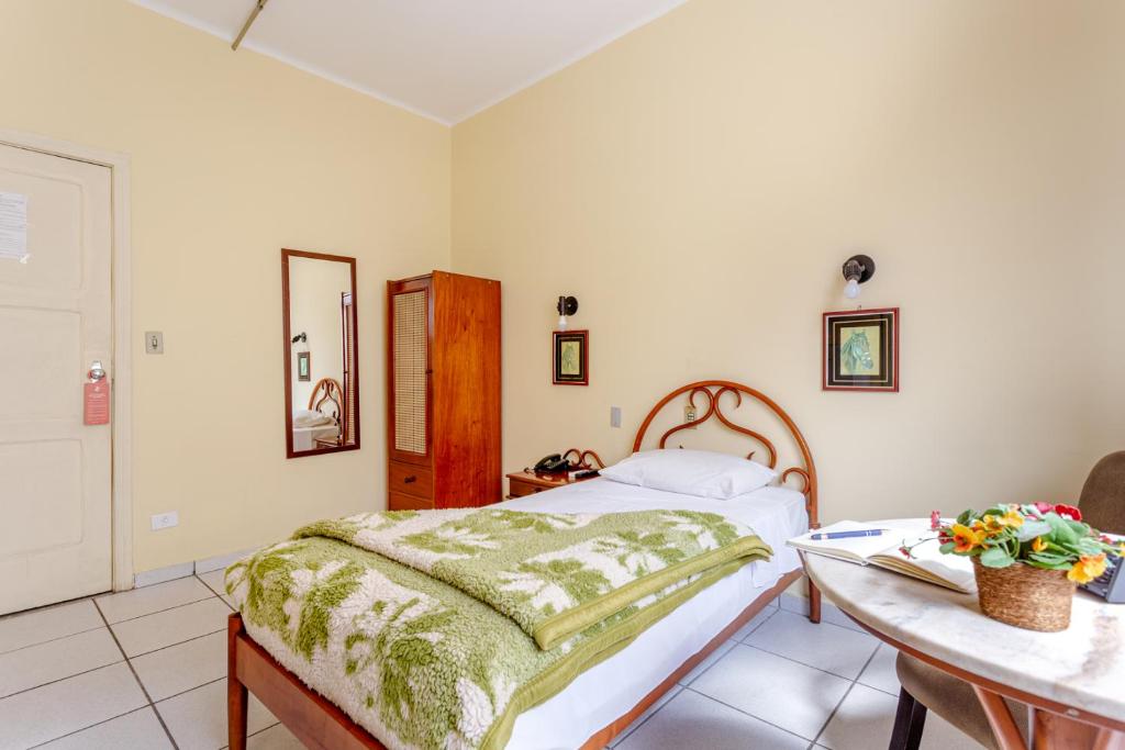 Una cama o camas en una habitación de Daher Center Hotel