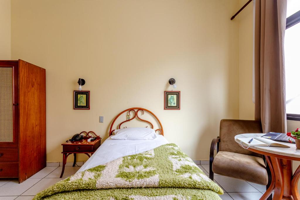 Una cama o camas en una habitación de Daher Center Hotel