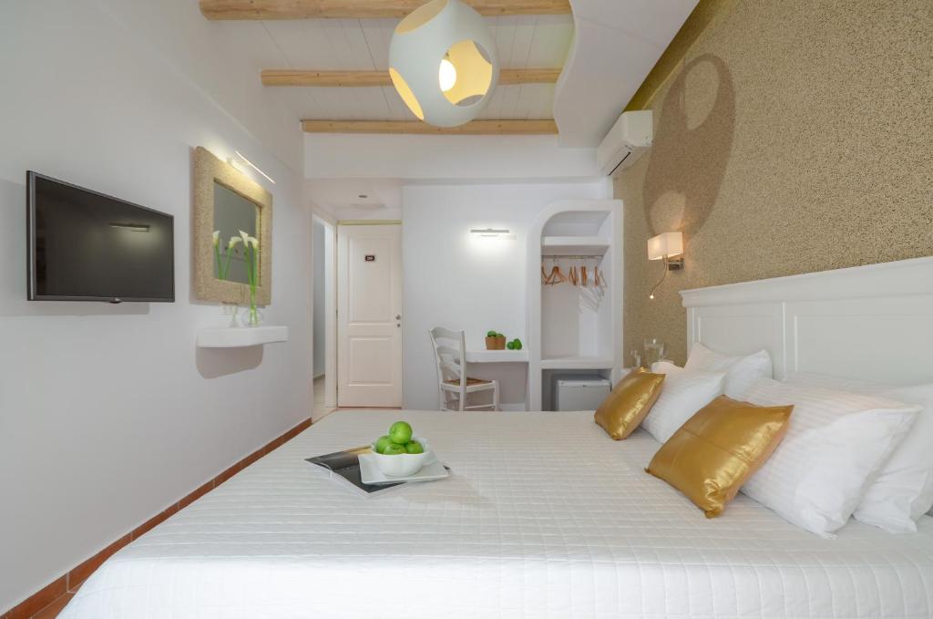 Giường trong phòng chung tại Adriani Hotel