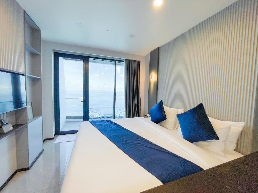 iCom Blue Seaview - View 40