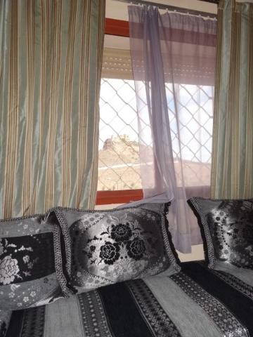 マラケシュにあるApartment Twins 12のベッド(白黒の枕付)、窓が備わります。