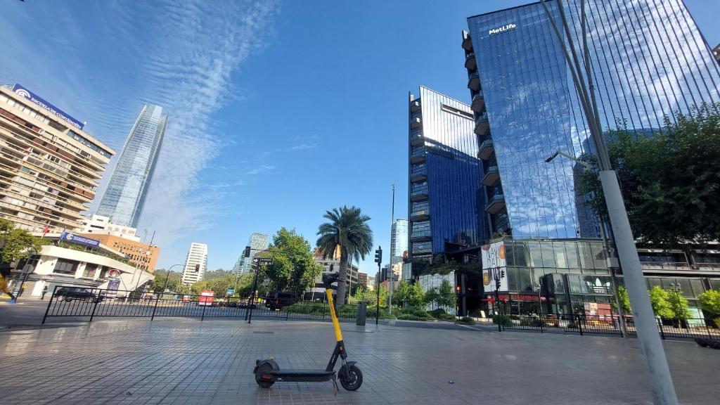 Un scooter estacionado en medio de una ciudad en Steps from Costanera Center, en Santiago