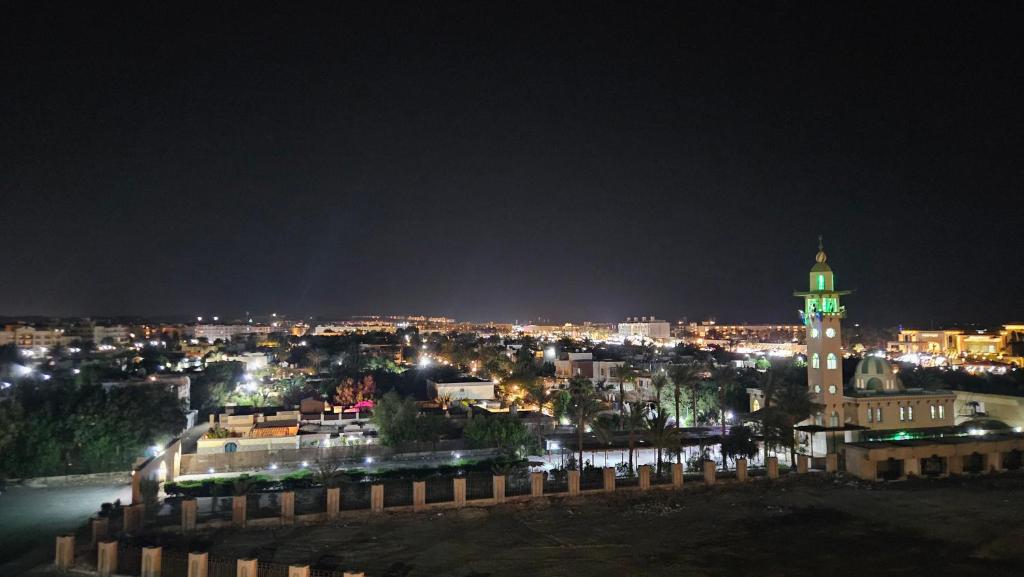 Nespecifikovaný výhled na destinaci Hurghada nebo výhled na město při pohledu z apartmánu