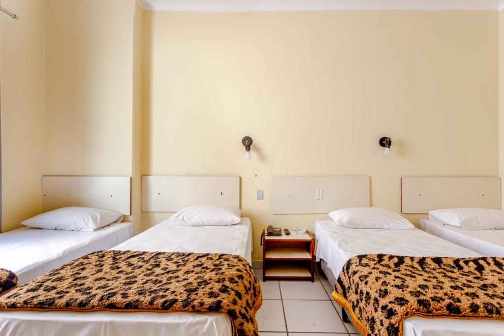 Una cama o camas en una habitación de Daher Center Hotel