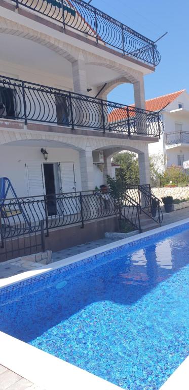 Bazén v ubytovaní Apartments Slavica Trogir alebo v jeho blízkosti